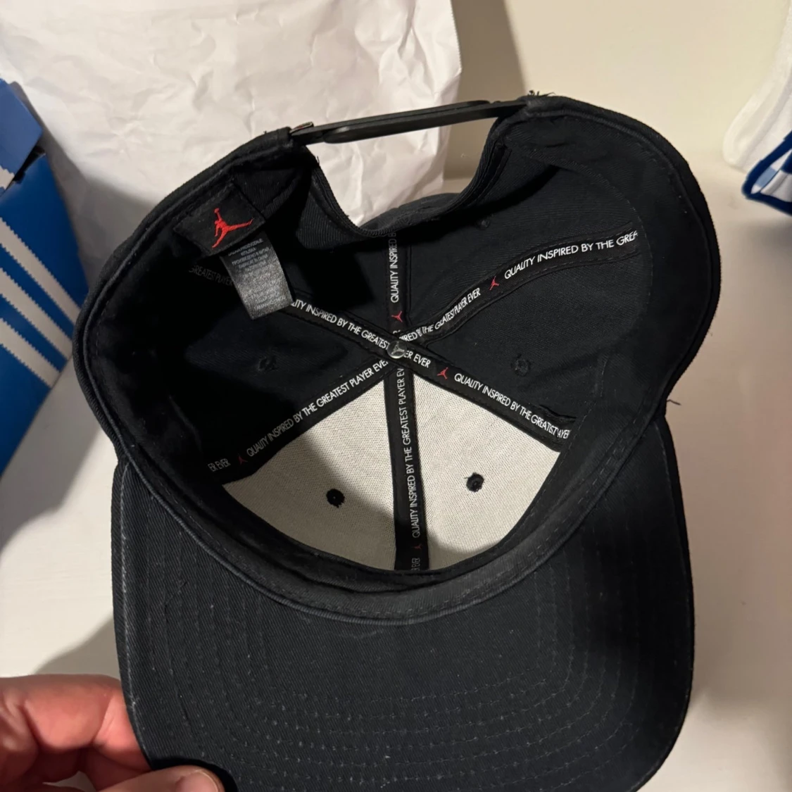 Svart keps med röd logga - 2