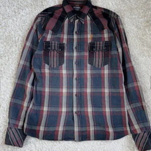 Hysteric Glamour Skjorta - Säljer min rikigt schysta skjorta från Hysteric Glamour. Den är i perfekt skikt. Rikigt skön men snygga detaljer. Köpt i Japan. Storlek M.