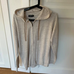 Beige hoodie med dragkedja - Säljer denna oanvända beiga hoodien! Den är väldigt enkel och kan användas till nästintill alla outfits! Mitt pris är 350!