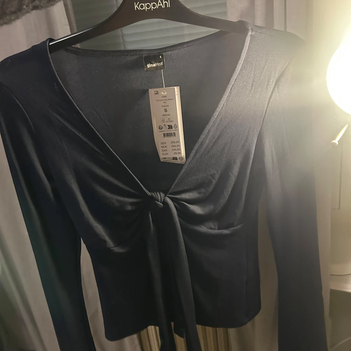 Mörkblå långärmad topp från ginatricot  - 1