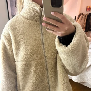 Beige Teddy jacka - Beige Teddy jacka som är lite längre modell men syns inte riktigt på bilderna då bilden blir beskärd. Finns fler bilder privat. Håller värme bra så passar när de är kallt 