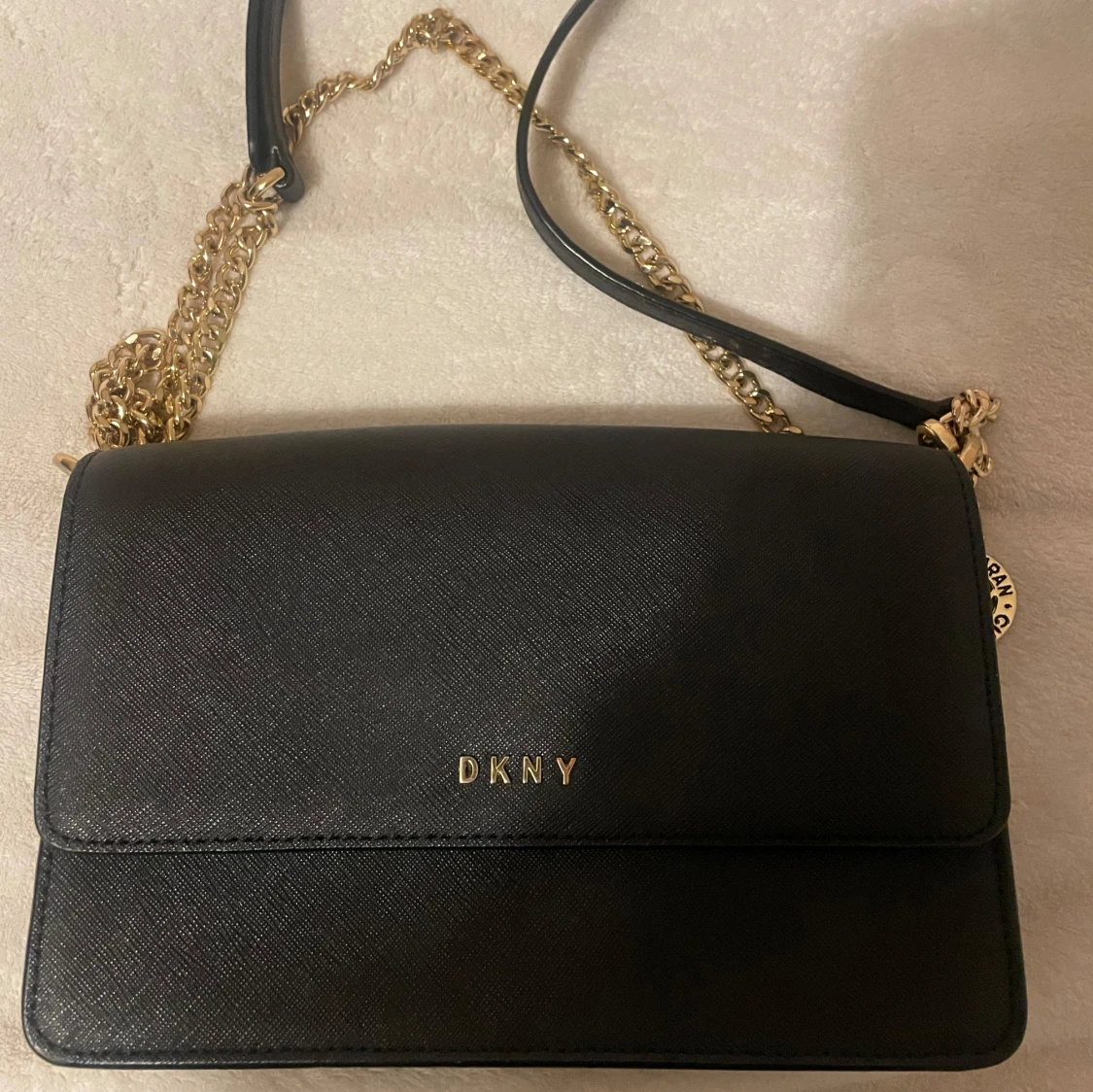 Svart axelväska från DKNY