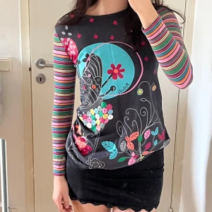 färgglad långarmad topp ☺️ - unik och färgglad långärmad topp från märket Bodoli (köpt i spanien),, jätteskön material,, ger Desigual vibes 😚passar XS-S