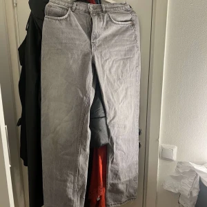 Grå jeansbyxor - Snygga grå jeansbyxor med en klassisk design. De har en rak passform och är perfekta för en avslappnad stil. Skriv vid flera frågor eller intresse 💞