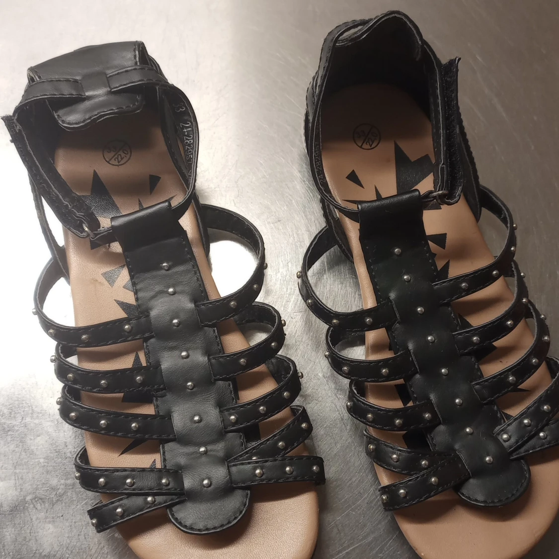 Svarta sandaler med nitar