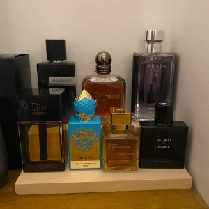 Parfym samples/dekanter/prover - En samling av exklusiva parfymer från olika märken. Inkluderar flaskor från Dior, YSL, Prada, Chanel, Armani, Stephane Humbert Lucas och Maison Francis Kurkdijan. Säljer både hela flaskor och dekanter på 2, 3 och 5 ml. Dekanterna är i glas med svart spray och kork. Skriv om ni vill veta pris för vardera eller om ni har någon annan fundering.