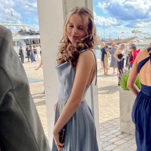 Ljusblå långklänning/balklänning - Köpt i Malmö för nästan 2000kr, endast använd en gång. Elegant ljusblå långklänning i satin med öppen rygg och knytband vid axlarna. Perfekt för en somrig bal eller fest. Pris är diskuterbart vid smidig affär. Passar 170+ med klackar också, men går att sy kortare. 