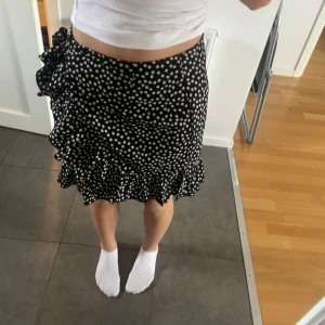 Volangkjol - Volangkjol som är svart med vita blommor💖använd fåtal gånger!