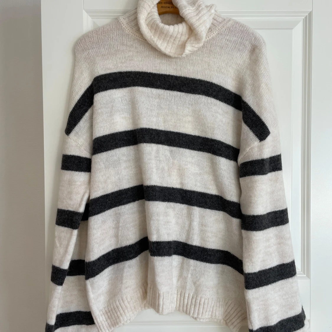 Randig polotröja i svart och vit M oanvänd  - 1