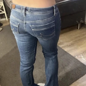 Blå bootcut ltb jeans - Säljer mina snygga blå bootcut jeans från ltb. Storlek W26/L32. Säljer pga för korta på mig, jag är ca 173. Inga defekter. Sista bilden är min egna, de andra är från förra ägaren. Nypris 800kr💞💞💞minjemåttet ca 78 och innerbenslängden är ca 80💞