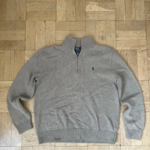 Polo Ralph Lauren Half Zip - En riktigt trevlig Polo Ralph Lauren half zip som tyvärr inte längre används. Otroligt bra skick så tveka inte med att skriva till mig om ni har några frågor🙌🏼