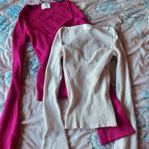 Ribbade topp i rosa och beige - Säljer två snygga ribbade toppar i rosa och beige 🤍🩷 Båda har en unik design med långa ärmar och är superstretchiga! Storlek XS, men passar även S. Bra skick! 😁