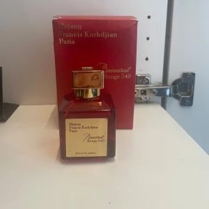 Maison Baccarat Rouge 540 - Mycket fin parfym till vinter som är köpt på Nk för 2800 ca, den är lite använd men mycket kvar. Kom priv för bättre bild för se hur mycket som är kvar 