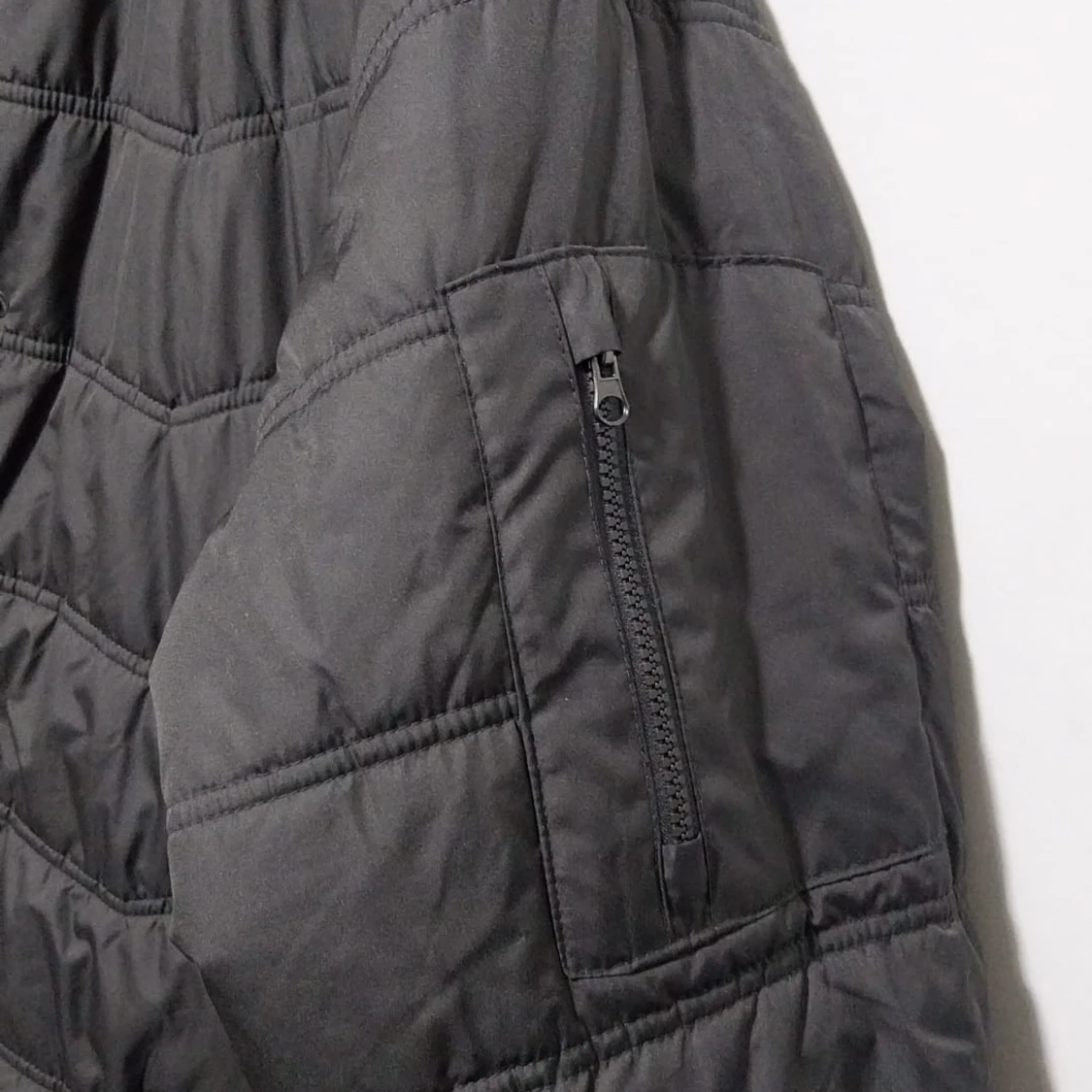 Svart quiltad dunjacka med fuskpäls - 3