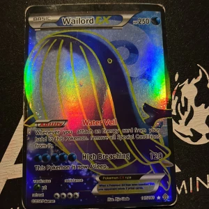 Wailord EX Pokémonkort - Säljer ett holografiskt Wailord EX Pokémonkort med 250 HP. Kortet har förmågan Water Veil och attacken High Breaching. Det är en del av setet från 2013 med nummer 147/160. Perfekt för samlare eller spelare som vill förstärka sin vattenbaserade lek.