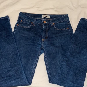 Lågmidjade acne jeans - Snygga blå jeans från Acne med klassisk femficksdesign och knappgylf. Märkeslapp i läder baktill. Storlek 28/32. Tar även byten❤️