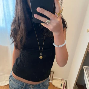 Svart kortärmad topp - Säljer en stilren svart kortärmad topp. Perfekt för en enkel och snygg look. Toppen är figurnära och passar bra till jeans eller kjol.