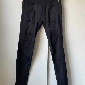 Dfyne impact - Ett par Dfyne Träningstights i modellen Impact. Väldigt smickrande passform, läs mer på deras hemsida :) Storlek M men passar S. Använda fåtal gånger, inga skavanker. 