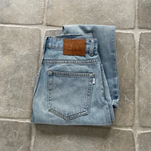 Ljusblå jeans från Woodbird  - W26 L30 men sitter snarare som L28. Lite fläck vid vänster knä som knappt syns