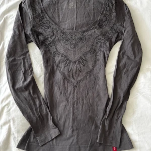 vintage edc långärmad tröja - säljer en snygg grå långärmad topp från edc by espirit med ett cute vintage detaljerat mönster - ser lite skrynkligt ut men jag stryker innan jag skickar 💘💘