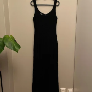 Långklänning - Lång svart spetsklänning super fin kontakta om du har frågor eller funderingar😊