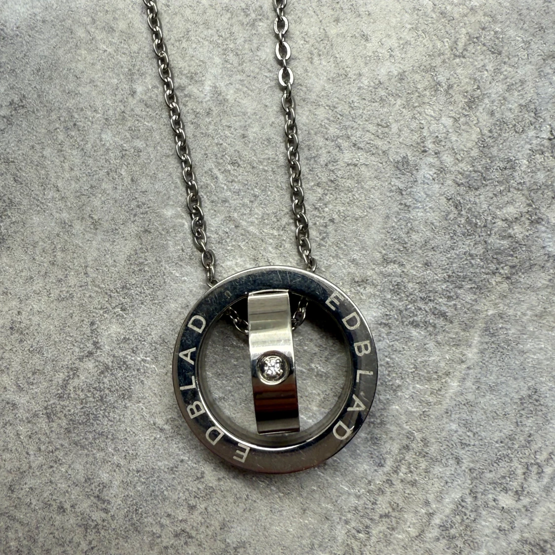 Halsband från Edblad med cirkel och sten