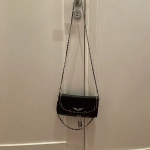 Zadig väska💕 - Zadig väska köpt i Spanien i somras så den är ej äkta men ser väldigt äkta ut priset kan diskuteras 💕