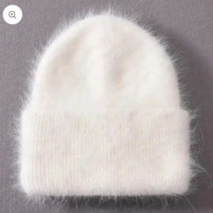 Vit fluffig mössa - Säljer denna fina mössa från BUON, då den inte kommer till användning. Den är aldrig använd💕