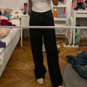 Svarta jeans från lager 157 - Snygga svarta helt oanvända jeans från lager 157 med en klassisk femficksdesign. Byxorna har en rak passform och hög midja, vilket ger en stilren look. Perfekta för en avslappnad stil.