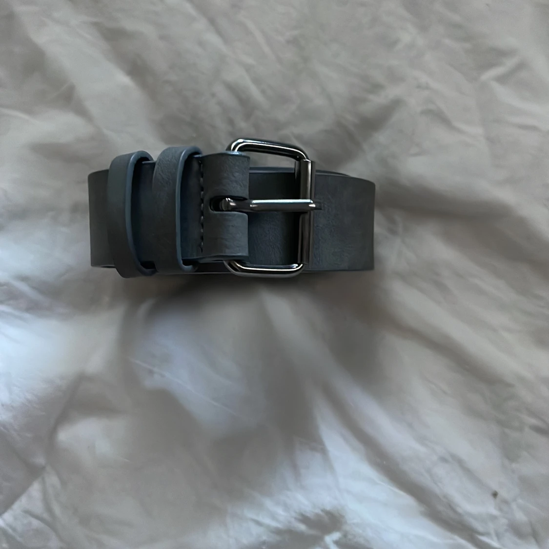 Grått mockabälte med silverfärgat spänne - 1