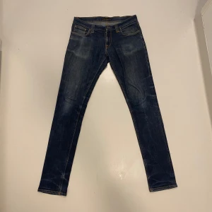 Nudie jeans - Marinblå nudie jeans, Mycket bra skick med väldigt snygg tvätt, Storlek W30 L34, De är slim i modellen, Pris kan diskuteras, Skriv vid minsta fråga eller fundering💯👍