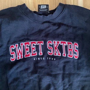 Sweet SKTBS tröja  - Fett skön tröja från sweet sktbs 💥 storlek m men kan passa större 😈köpte den för typ 600 