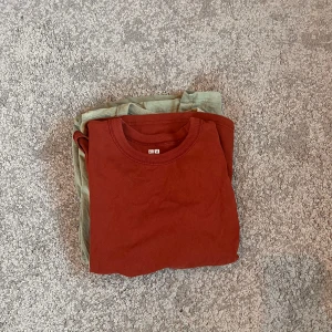 Två t-shirts från Uniqlo - Säljer två t-shirts från Uniqlo i storlek L. En i röd och en i grön färg. Perfekta för vardagsbruk med en enkel och stilren design. 70 kr styck eller båda för 100!