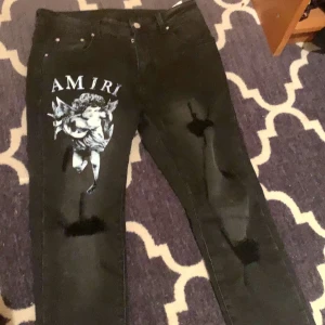 Svarta  Amiri jeans - Snygga svarta jeans från Amiri säljs på grund av att ja behöver pengar köpt för 1200 och säljer för 650. Jeansen är i jätte bra skick typ helt nya i storlek M