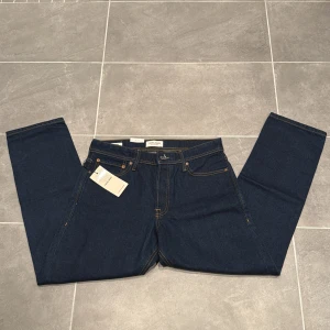Jack & Jones jeans  - Ett par snygga jeans från Jack & Jones i storlek W32 L30 i modellen Loose/chris 