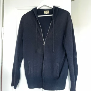 Marinblå kashmir hoodie Soft Goat - Säljer en marinblå hoodie från Soft Goat i 100% kashmir. Den är i bra skick förrutom en reva på ärmen, därav priset. Hör av dig vid minsta fråga eller fundering!