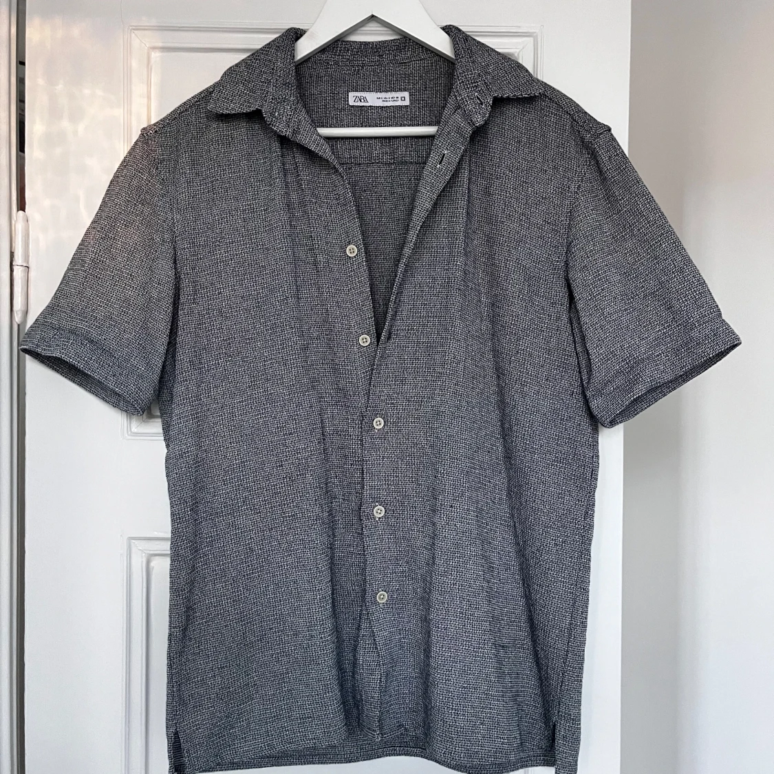 Grå kortärmad skjorta 