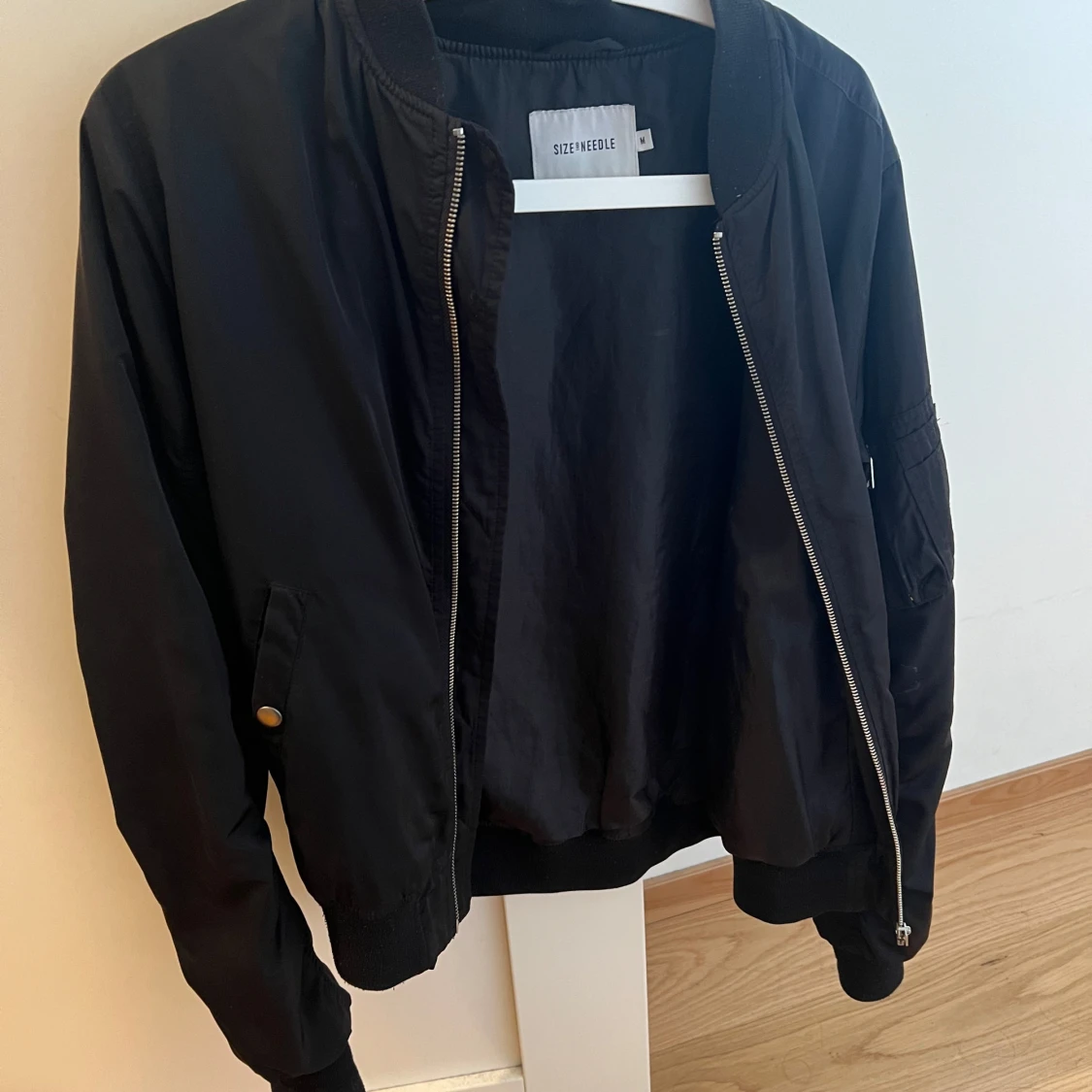 Svart bomberjacka från Size Needle