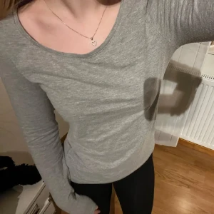 Grå och vit långärmad topp - Två långärmade toppar i grått och vitt. Perfekta för en enkel och stilren look. De har en rund halsringning och är tillverkade i ett mjukt material som ger en bekväm passform. Båda tröjorna är från lager 157 o kan även säljas enskilt 🎀