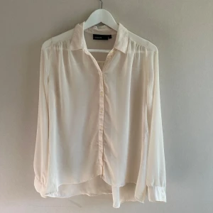 Cremefärgad blus från Kappahl - Transparent cremefärgad blus Kappahl. Storlek xs, 32/34. Rökfritt hem. Rensar garderoben så kika gärna på mina andra annonser. 