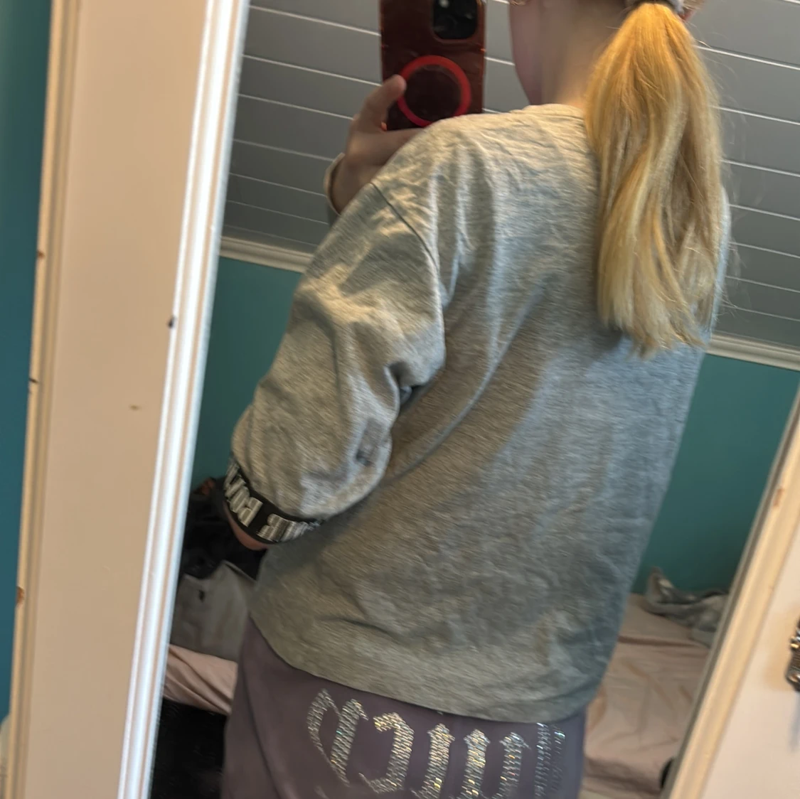 Grå långärmad tröja med text - 3