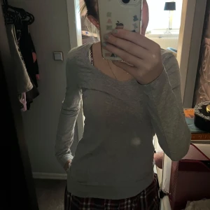 Grå långärmad tröja från Esprit - Säljer en enkel och stilren grå långärmad tröja från Esprit. Perfekt för en avslappnad look. Tröjan har en rund halsringning och är tillverkad i ett mjukt material.