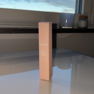 CAIA That Dewy Look Eye Gloss - Säljer CAIA That Dewy Look Eye Gloss, en produkt för att ge ögonlocken lyster och glans. Perfekt för att skapa en naturlig lyster. Helt ny i oöppnad förpackning. Limited Edition från julkalendern 2024 så går ej att få tag på online.