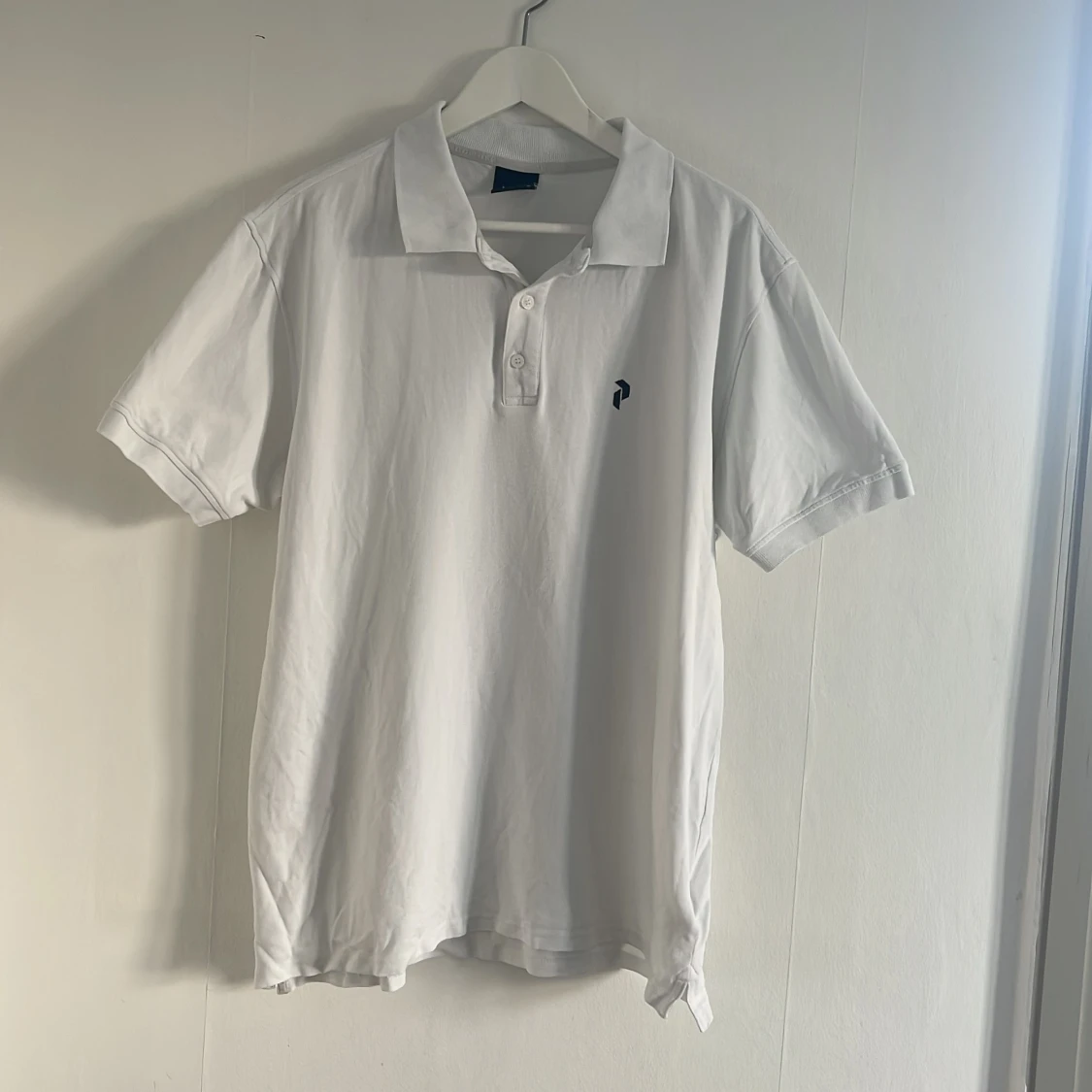 Vit pikétröja från Peak Performance