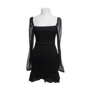 Svart klänning - jättesöt klänning från nelly💕💕använd 1 gång.