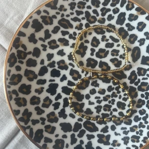 Handgjorda armband - Jättefina armband som passar perfekt för att ge det där lilla extra till din outfit. Passar min handled som är ungefär 16-17 cm runt men passar mindre eller större storlekar.   Pris går att diskuteras