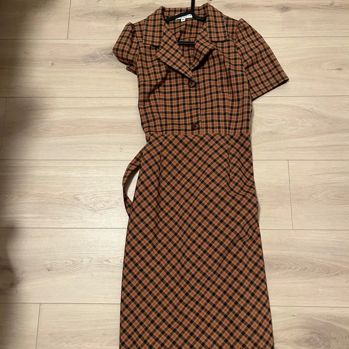 Rutig klänning med bälte