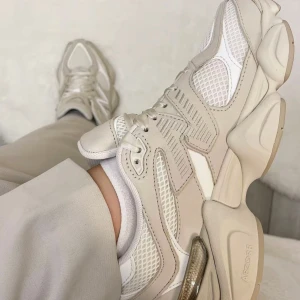 Beige  sneakers från New Balance 9060 - Snygga och bekväma sneakers från New Balance i beige som är helt slutsålda på ASOS. Helt nya, oanvända. Strl 37,5