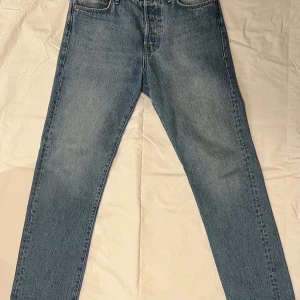 Blå jeans från Jack & Jones - Snygga blå jeans från Jack & Jones med klassisk femficksdesign. De har en straight passform och är tillverkade i slitstarkt denim. Perfekta för en avslappnad stil.
