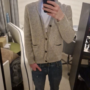 J.lindeberg cardigan - Tjena! Säljer denna sjukt snygga J.lindeberg cardiganen som är i storleken M men passar även storlek S. Cardiganen är 100% lammull. Nypris 1000-2000 kr, mitt pris endast 699🤩. Priset går även att diskutera vidare snabb affär🙌😁!